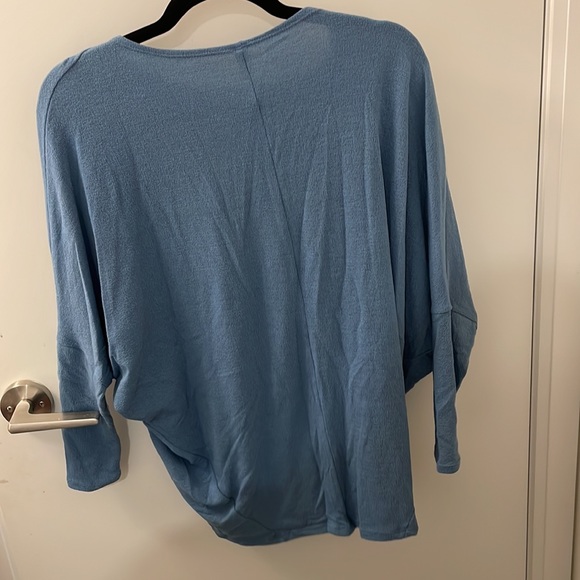 Blue sweater never worn - Picture 2 of 4